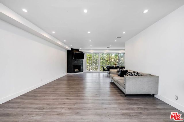 441 N Oakhurst Drive 304, Beverly Hills, CA 90210
