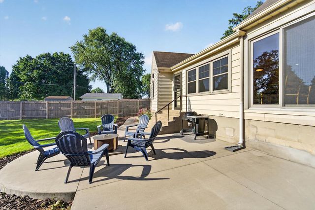 216 S Elmwood AVENUE, Burlington, WI 53105