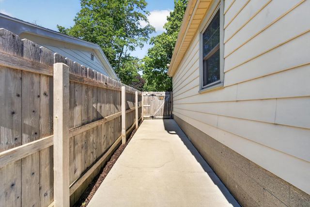 216 S Elmwood AVENUE, Burlington, WI 53105