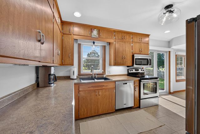 216 S Elmwood AVENUE, Burlington, WI 53105