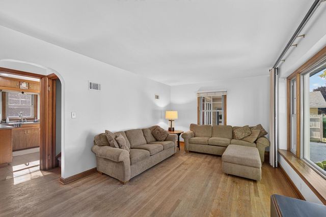 216 S Elmwood AVENUE, Burlington, WI 53105