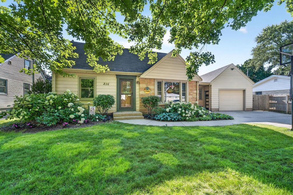 216 S Elmwood AVENUE, Burlington, WI 53105