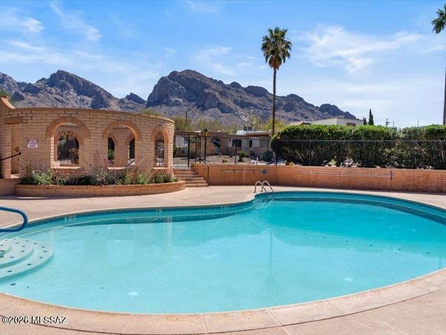 10083 N Valle Del Oro Drive, Oro Valley, AZ 85737