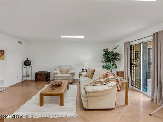 10083 N Valle Del Oro Drive, Oro Valley, AZ 85737