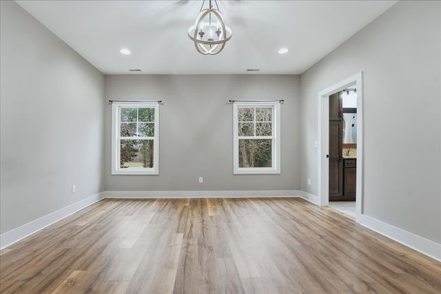 105 Lakeview Dr, Decherd, TN 37324