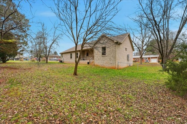 105 Lakeview Dr, Decherd, TN 37324
