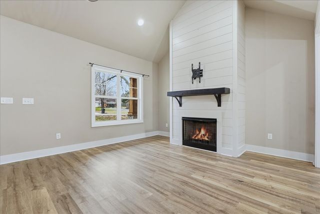 105 Lakeview Dr, Decherd, TN 37324