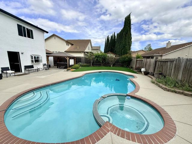 1701 Hemlock Court, Hollister, CA 95023