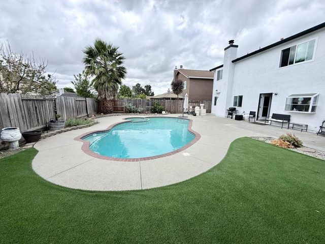 1701 Hemlock Court, Hollister, CA 95023