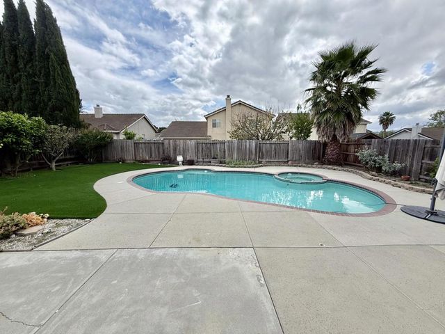 1701 Hemlock Court, Hollister, CA 95023