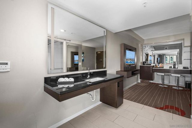 207 5th 739, San Diego, CA 92101