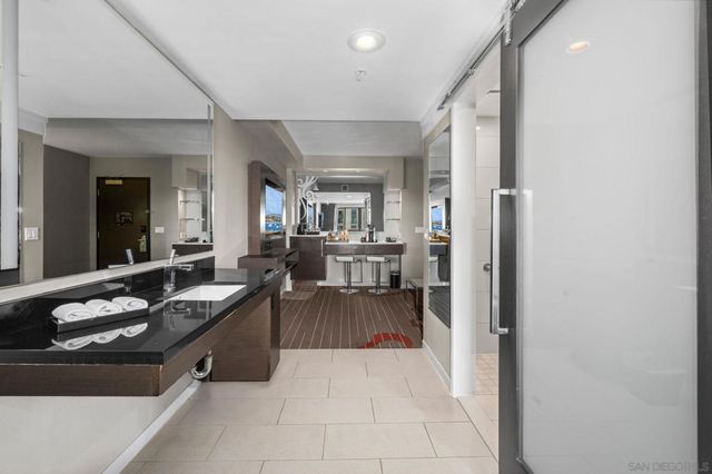 207 5th 739, San Diego, CA 92101