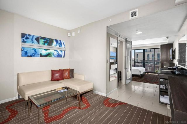 207 5th 739, San Diego, CA 92101