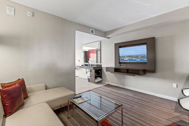 207 5th 739, San Diego, CA 92101