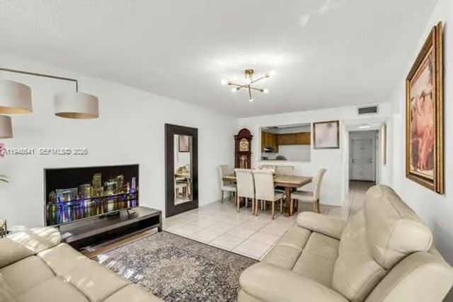 15430 SW 82nd Ln 625, Miami, FL 33193