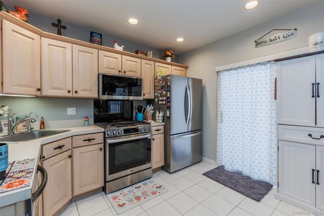 10 Tracie Lane, Middle Island, NY 11953