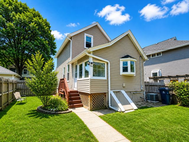 1747 S Cora Street, Des Plaines, IL 60018
