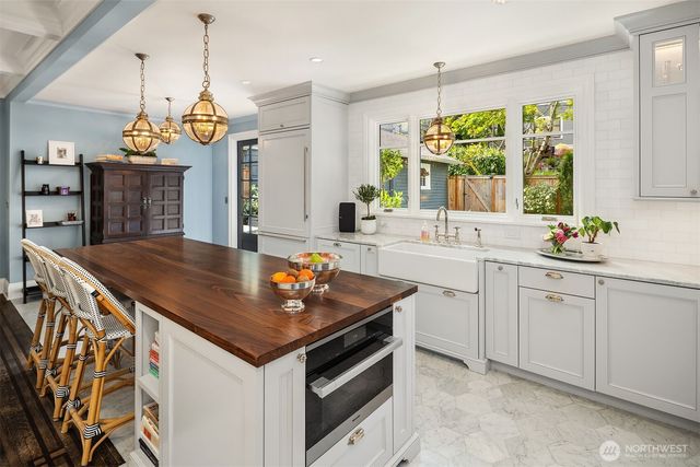 2833 10th Avenue E, Seattle, WA 98102