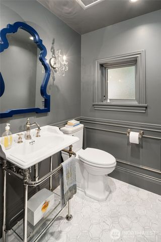 2833 10th Avenue E, Seattle, WA 98102