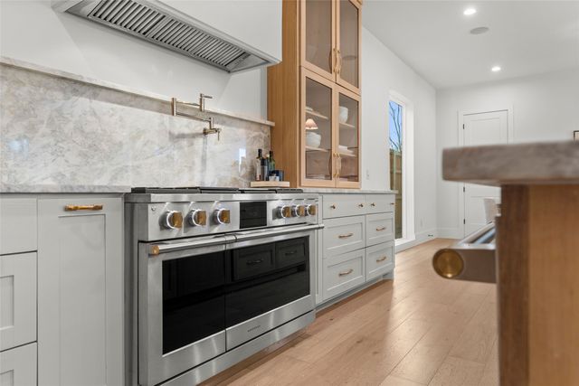 9000 Forest Hills Boulevard, Dallas, TX 75218