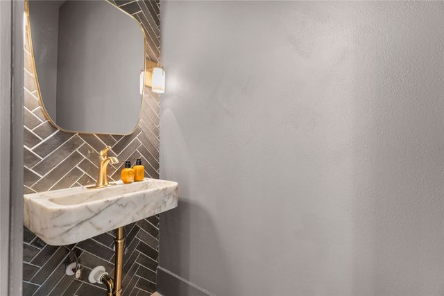 9000 Forest Hills Boulevard, Dallas, TX 75218