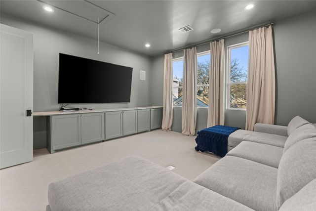 9000 Forest Hills Boulevard, Dallas, TX 75218