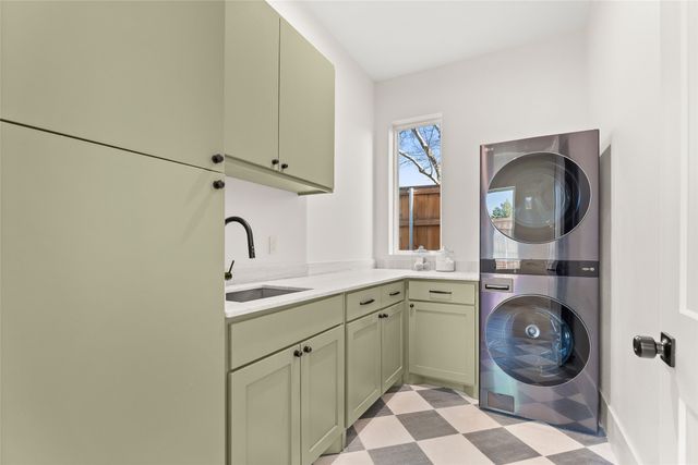 9000 Forest Hills Boulevard, Dallas, TX 75218