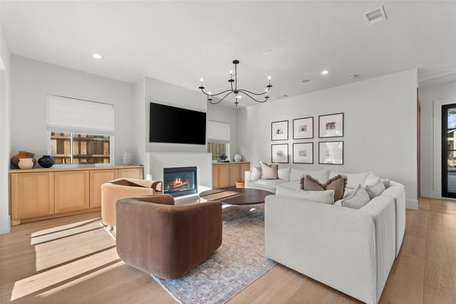 9000 Forest Hills Boulevard, Dallas, TX 75218