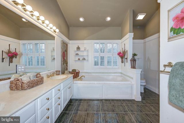 3 SCHOOLHOUSE DR, Medford, NJ 08055