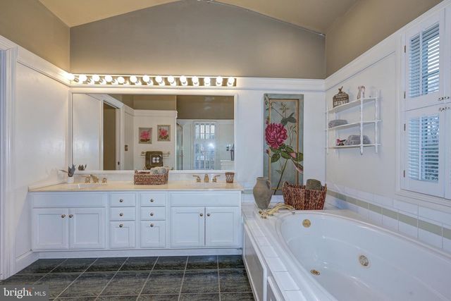 3 SCHOOLHOUSE DR, Medford, NJ 08055