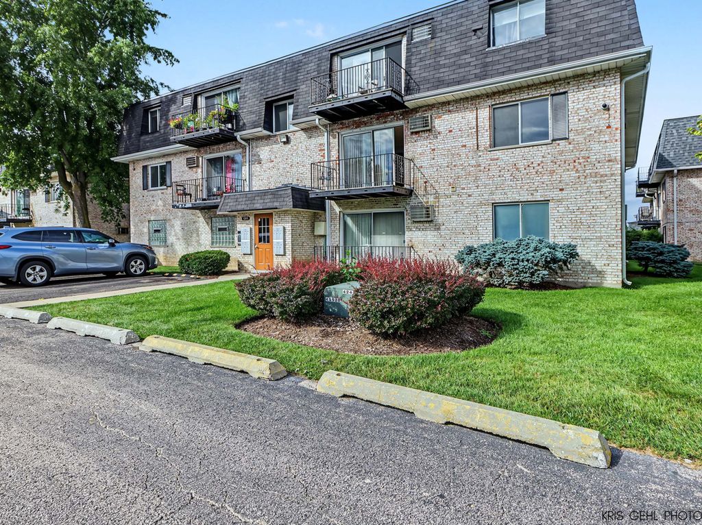1319 N Baldwin Court 2B, Palatine, IL 60074