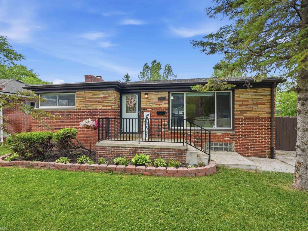 22245 Raymond Street, St Clair Shores, MI 48082