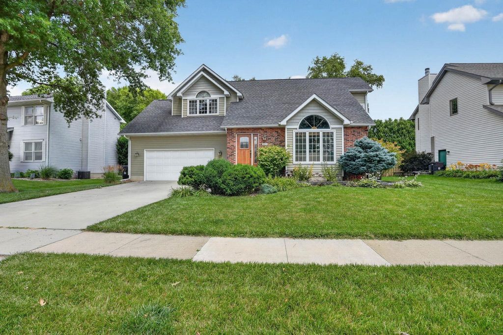 509 Fireside Drive, Cedar Falls, IA 50613