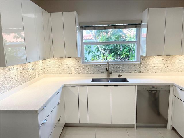 4555 N Jefferson Avenue, Miami Beach, FL 33140