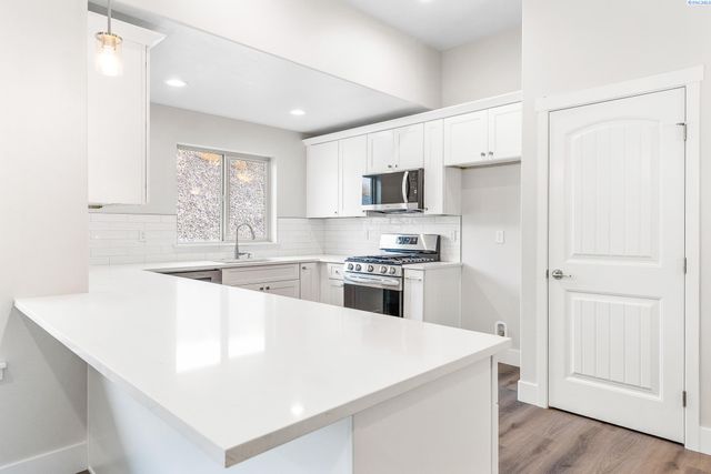 6326 W 28th Ave, Kennewick, WA 99338