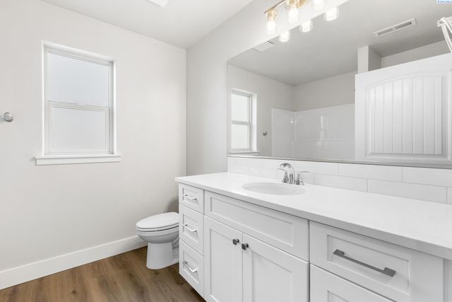 6326 W 28th Ave, Kennewick, WA 99338