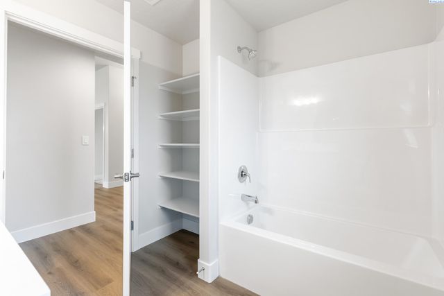 6326 W 28th Ave, Kennewick, WA 99338