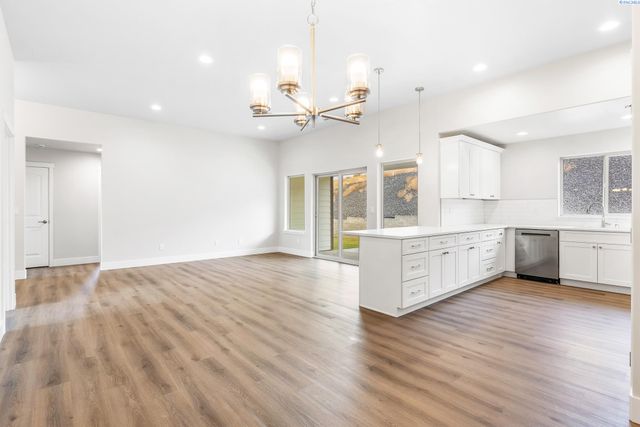 6326 W 28th Ave, Kennewick, WA 99338