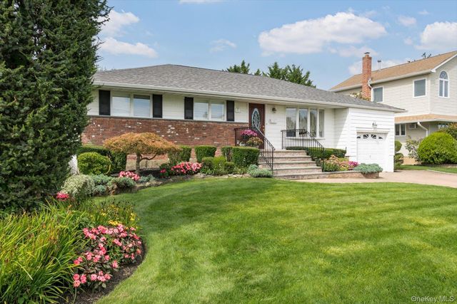 9 Rockaway Place, Massapequa, NY 11758