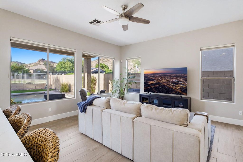 Image 7 of property listing at 25627 N HACKBERRY Drive, Phoenix, AZ 85083