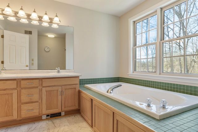38 Mcintosh Way, Greenland, NH 03840