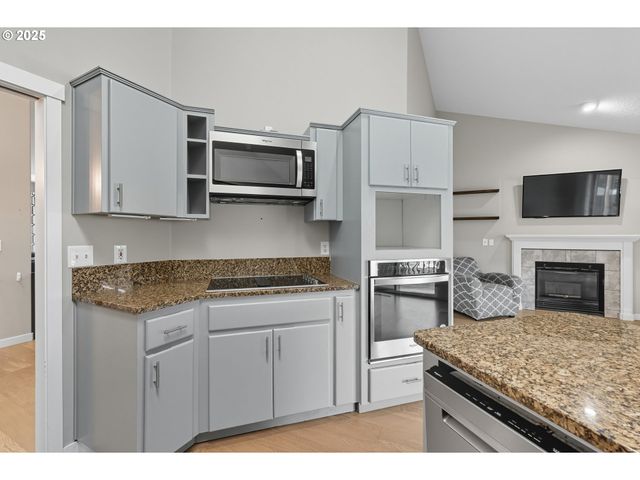 19346 TOWERCREST Dr, Oregon City, OR 97045