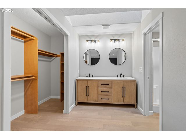 19346 TOWERCREST Dr, Oregon City, OR 97045