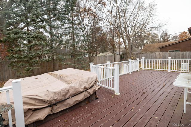 9198 Ashdown Avenue, White Lake Charter Township, MI 48386