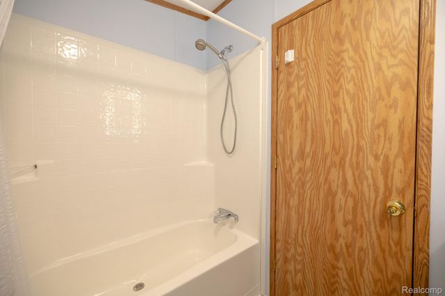 9198 Ashdown Avenue, White Lake Charter Township, MI 48386