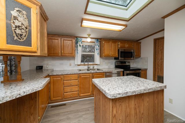 9198 Ashdown Avenue, White Lake Charter Township, MI 48386