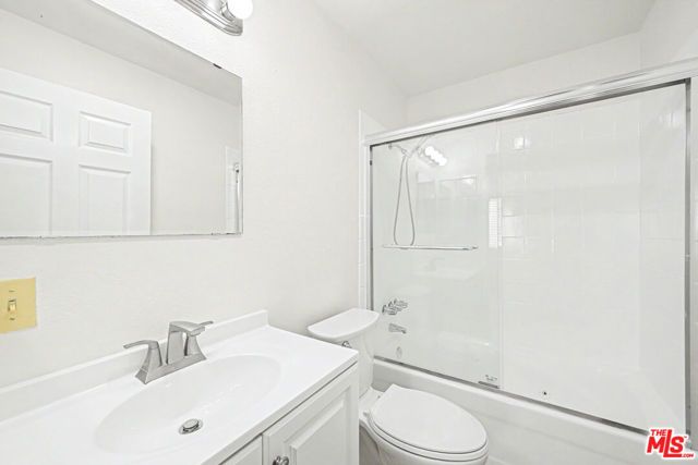 1820 S Barrington Avenue 202, Los Angeles, CA 90025