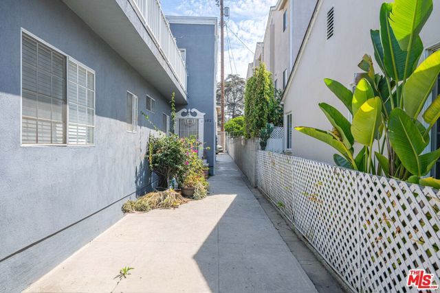 1820 S Barrington Avenue 202, Los Angeles, CA 90025