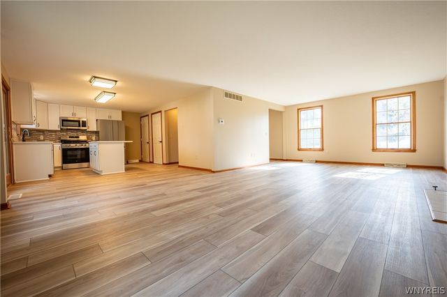 38 Hampton Court, Lancaster, NY 14086