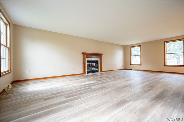 38 Hampton Court, Lancaster, NY 14086